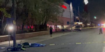 Muere motociclista al estrellarse contra poste de CFE frente a City Club en Victoria