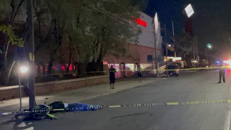 Muere motociclista al estrellarse contra poste de CFE frente a City Club en Victoria