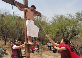 Realizan iglesias católicas de Cd. Victoria representaciones del viacrucis en viernes santo