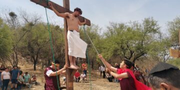 Realizan iglesias católicas de Cd. Victoria representaciones del viacrucis en viernes santo