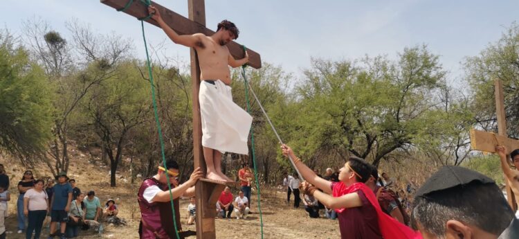 Realizan iglesias católicas de Cd. Victoria representaciones del viacrucis en viernes santo