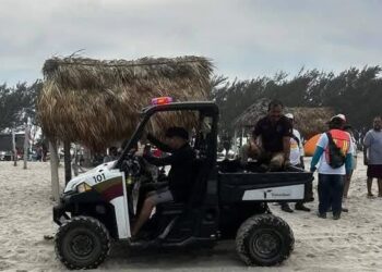 Salvan agentes de la Guardia Estatal a joven arrastrado por las olas en playa La Pesca, Soto la Marina