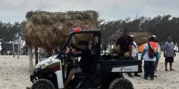 Salvan agentes de la Guardia Estatal a joven arrastrado por las olas en playa La Pesca, Soto la Marina