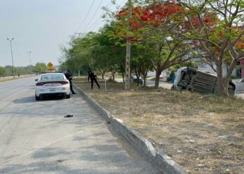 Vuelcan ebrios en bulevar y abandonan el automóvil con todo y “chelas”