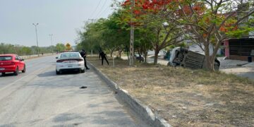Vuelcan ebrios en bulevar y abandonan el automóvil con todo y “chelas”