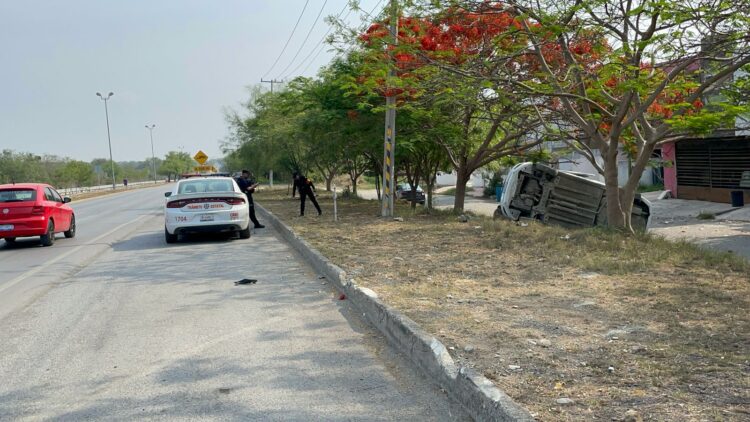 Vuelcan ebrios en bulevar y abandonan el automóvil con todo y “chelas”