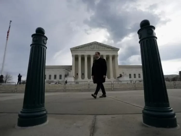 Corte de Estados Unidos ordena frenar expulsiones de la banda del “Tren de Aragua” a El Salvador