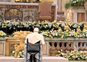 Papa Francisco invita a compartir esperanza de Pascua; con quienes caminan en la oscuridad