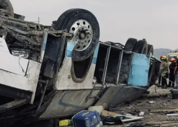 Volcadura de autobús de pasajeros en Nuevo León deja dos muertos y 15 heridos