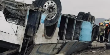 Volcadura de autobús de pasajeros en Nuevo León deja dos muertos y 15 heridos