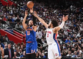 Knicks toman ventaja 2-1 en su serie ante Pistons; un apretado 118-116