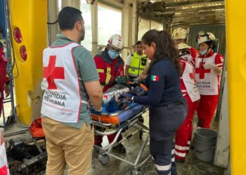 Atienden Protección Civil y Cruz Roja a joven atorado en máquina de autolavado