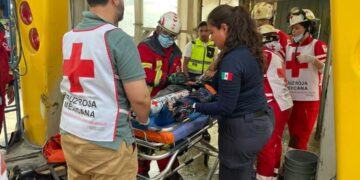 Atienden Protección Civil y Cruz Roja a joven atorado en máquina de autolavado