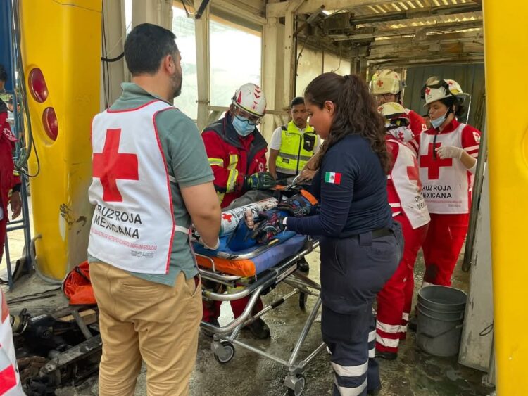 Atienden Protección Civil y Cruz Roja a joven atorado en máquina de autolavado