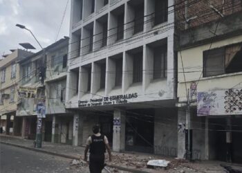 Sismo de 6.3 sacude Ecuador; decenas de heridos y edificio dañados. 