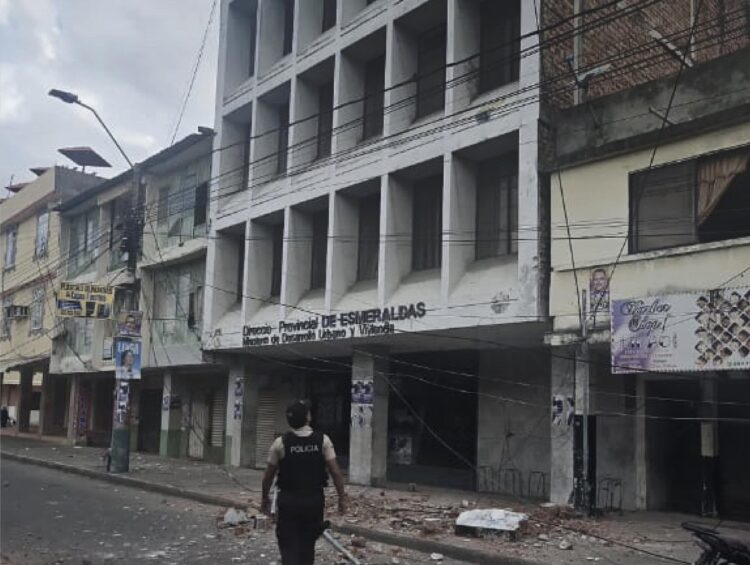 Sismo de 6.3 sacude Ecuador; decenas de heridos y edificio dañados. 