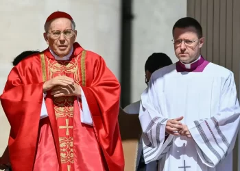El cardenal Giovanni Battista Re preside la misa fúnebre del papa Francisco