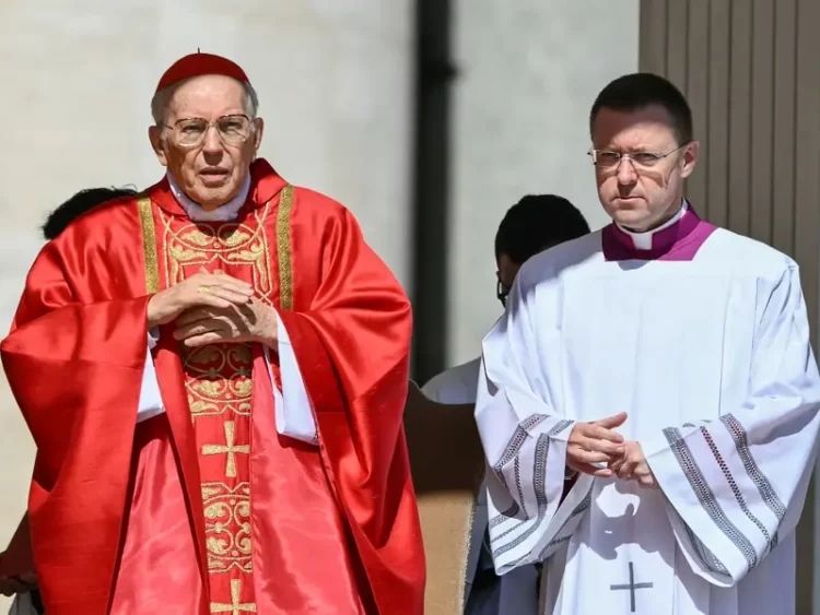 El cardenal Giovanni Battista Re preside la misa fúnebre del papa Francisco