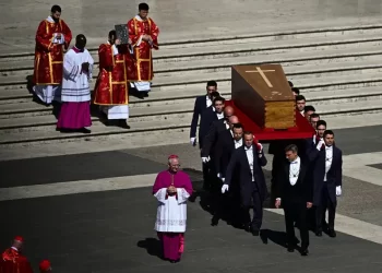 Miles de fieles acompañan al papa Francisco en su viaje hacia la eternidad