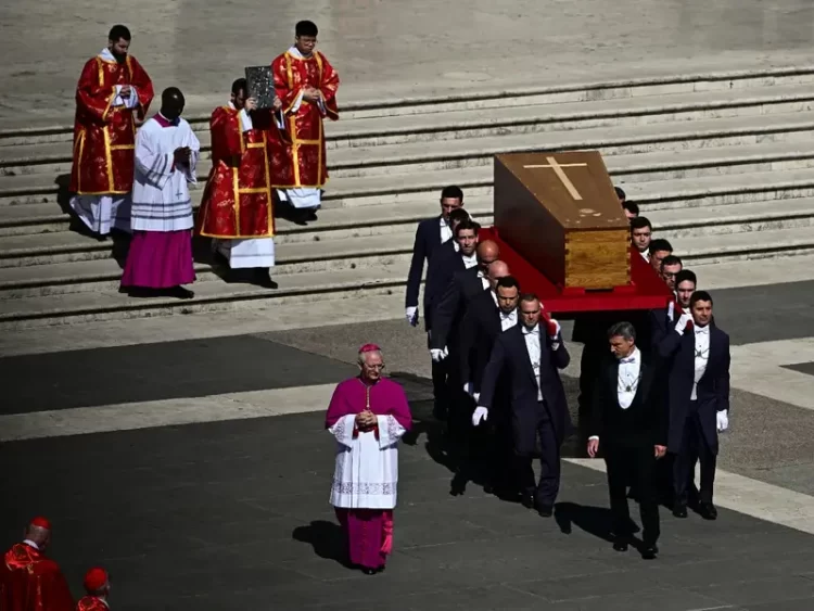 Miles de fieles acompañan al papa Francisco en su viaje hacia la eternidad