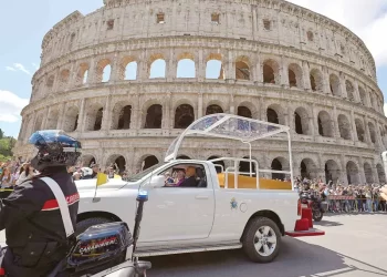 Papa, a bordo de vehículo mexicano, recibió último homenaje en las calles