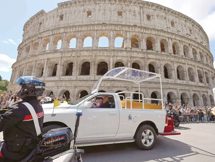 Papa, a bordo de vehículo mexicano, recibió último homenaje en las calles