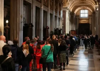 Miles visitan tumba del Papa Francisco en las primeras horas de su apertura al público