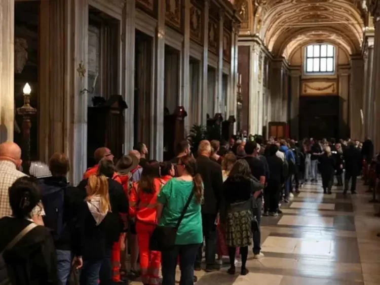 Miles visitan tumba del Papa Francisco en las primeras horas de su apertura al público