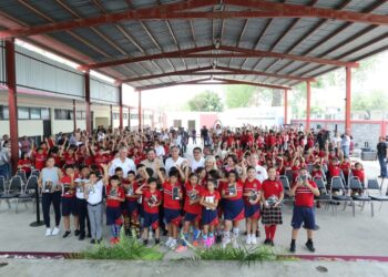 Pone en marcha Américo Villarreal campaña de vacunación en escuelas y entrega tabletas a niñas y niños