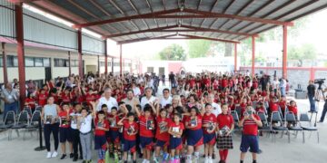 Pone en marcha Américo Villarreal campaña de vacunación en escuelas y entrega tabletas a niñas y niños