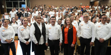 Entrega el rector Dámaso Anaya reconocimientos a jubilados del SUTUAT