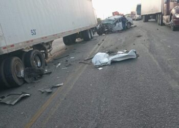 Chocan tres tráileres y una camioneta en la carretera Victoria-Monterrey