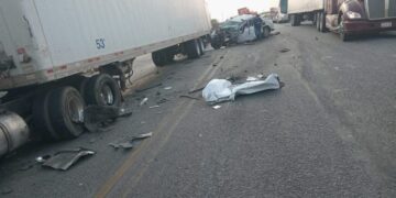 Chocan tres tráileres y una camioneta en la carretera Victoria-Monterrey