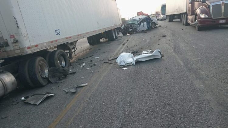 Chocan tres tráileres y una camioneta en la carretera Victoria-Monterrey