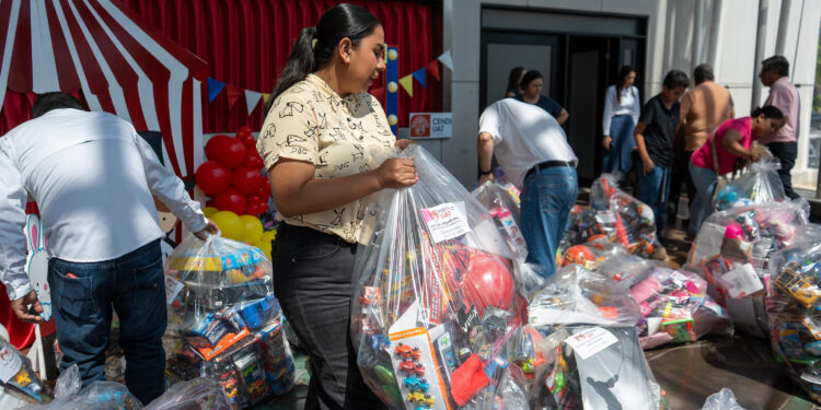 Alegrando corazones, la UAT entrega juguetes a la niñez tamaulipeca