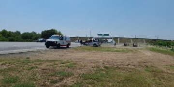 Muere motociclista al ser arrollado por un auto cadillac en el Ejido Subida Alta