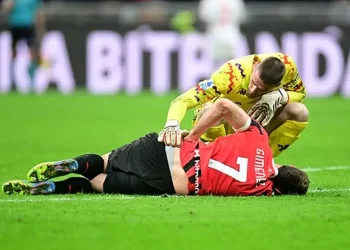 Santiago Gimenez salió lesionado en empate del Milan