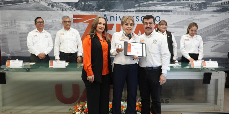 Entrega el rector Dámaso Anaya reconocimientos a jubilados del SUTUAT