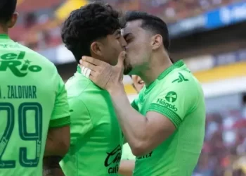 Jugadores de Cd. Juárez festejan gol ante Atlas con beso en la boca