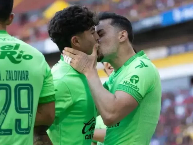 Jugadores de Cd. Juárez festejan gol ante Atlas con beso en la boca