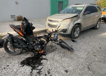 Inexperto motociclista herido al estrellarse contra camioneta estacionada