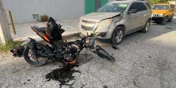 Inexperto motociclista herido al estrellarse contra camioneta estacionada