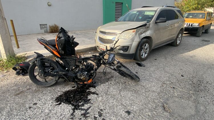 Inexperto motociclista herido al estrellarse contra camioneta estacionada