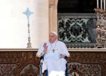 El Papa Francisco, convaleciente, aparece por sorpresa en la plaza de San Pedro