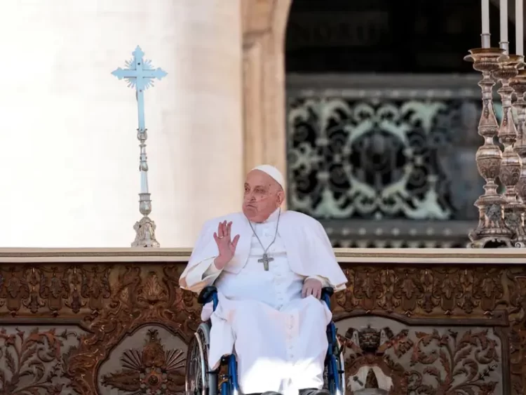 El Papa Francisco, convaleciente, aparece por sorpresa en la plaza de San Pedro