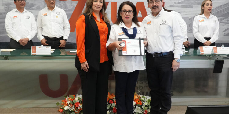 Entrega el rector Dámaso Anaya reconocimientos a jubilados del SUTUAT