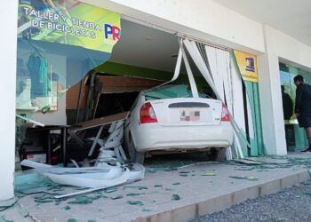 Por evitar chocar contra camioneta un auto termina dentro de local comercial