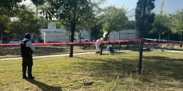 Hallan cuerpo con huellas de tortura en banca de un parque en Monterrey