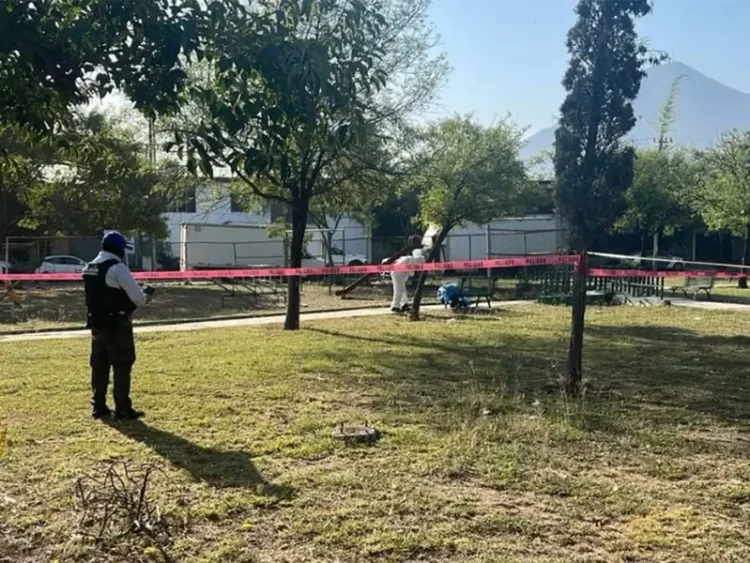 Hallan cuerpo con huellas de tortura en banca de un parque en Monterrey