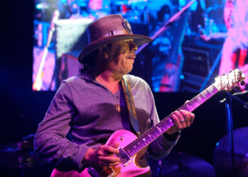 Carlos Santana es hospitalizado antes de show en Texas